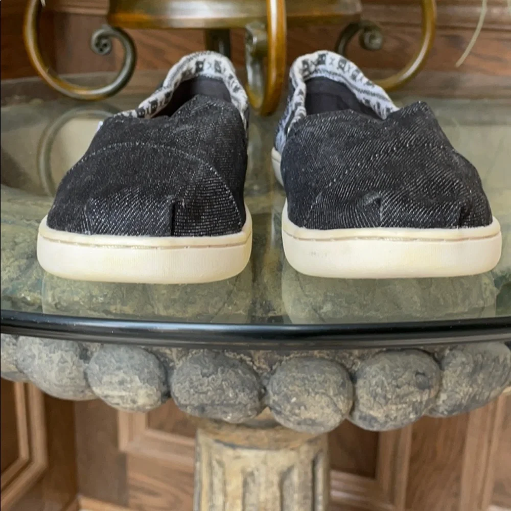 TOMS Black Denim Shoes Skull & Cross Bones Youth Unisex Slip-Ons Sz 2